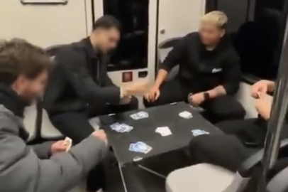 Bursa metrosunda masa kurup oyun oynadılar