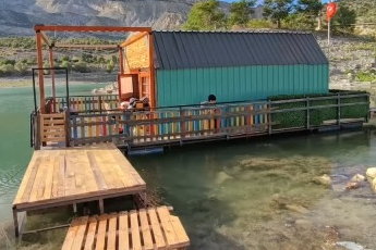 Tortum Gölü üzerinde yüzen ev ilgi odağı oldu