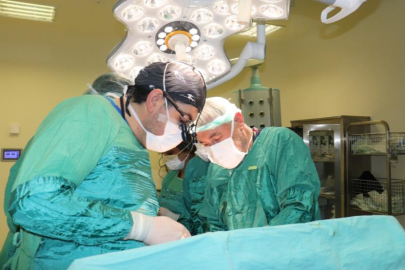 Karnından 15 kilo tümör çıkarıldı