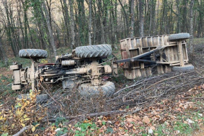 Bursa'da devrilen traktördeki 2 kişi yaralandı