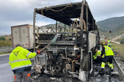 Bursa'da öğrencileri taşıyan otobüs alevlere teslim oldu