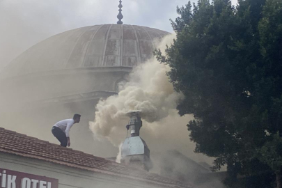 Restoran bacasındaki yangın sokağı dumana boğdu