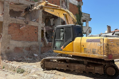 Gemlik'te metruk bina temizliği sürüyor