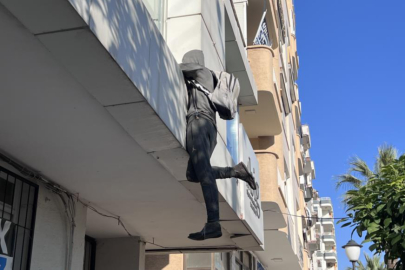 Penceredeki cansız manken ‘hırsız'ı görenler, polisi arıyor