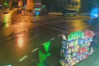 Bursa'da motosiklet kazası: Kaskı parçalandı