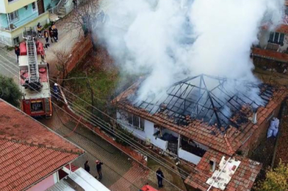 Elektrik kontağından çıkan yangın evi küle çevirdi