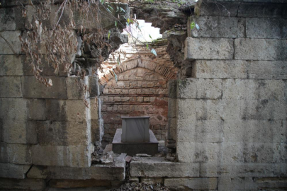 Tarihi türbe restore edilmeyi bekliyor