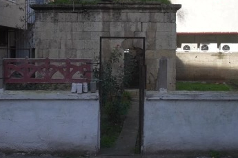 Tarihi türbe restore edilmeyi bekliyor