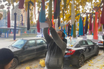 Memurlar bakanlığın önündeki ağacı 'dilek ağacı'na çevirdi