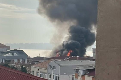 4 katlı binanın çatı katından alevler yükseldi