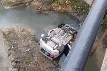 Bursa'da dereye uçan otomobilin sürücüsü yaralandı