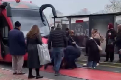 Bursa'da raylardan geçmek isteyen adama tramvay çarptı