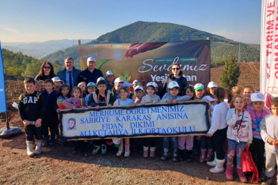 Bursa'da vefat eden öğretmenleri için fidan diktiler