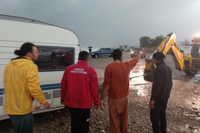 Karavanla denize sürüklenen turistler kurtarıldı