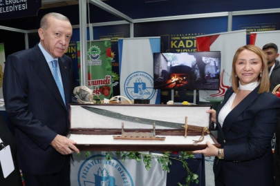 Cumhurbaşkanı Erdoğan'a kılıç hediye etti