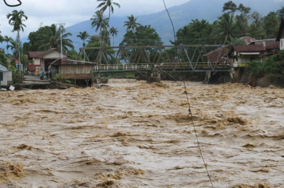 Sel ve toprak kaymalarında ölü sayısı 908'e yükseldi