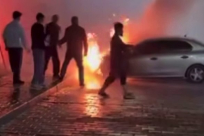 Park halindeki otomobil alev alev yandı