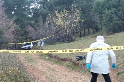 Boşandığı eşini otomobilde vurup intihar etti