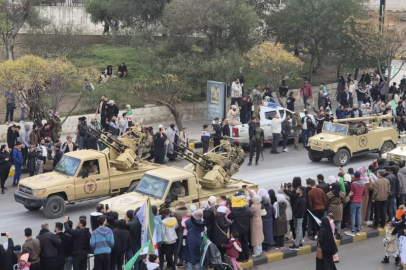 Suriye’de yeni ordudan askeri geçit töreni