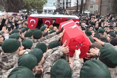 Şehit polis, görev arkadaşlarının omzunda dualarla uğurlandı