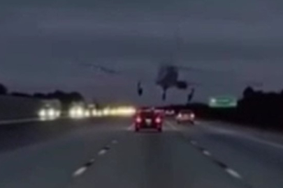 Seyir halindeki araca uçak çarptı