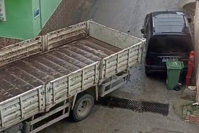 Bursa'da sokak arasındaki araca ağır zarar verip kaçtı