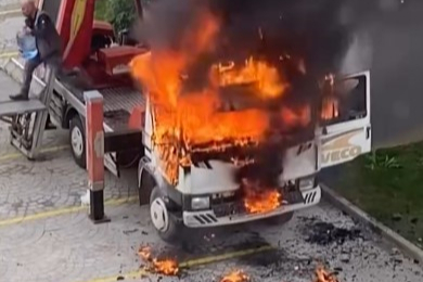 Bursa'da vinçli kamyon alev alev yandı