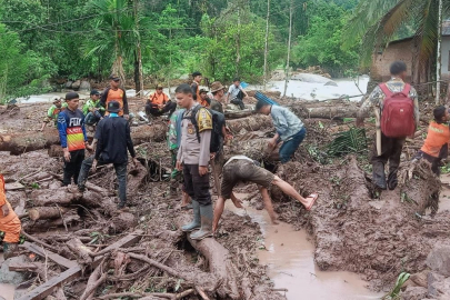 Endonezya'daki sel ve toprak kaymalarında ölü sayısı bini aştı
