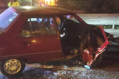 İnegöl'de kontrolden çıkan otomobil bariyerlere çarptı: 1'i ağır 2 kişi yaralandı