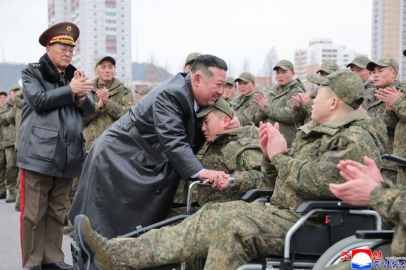 Kuzey Kore lideri Kim, Kursk cephesinden dönen askerlerini devlet nişanı ile onurlandırdı