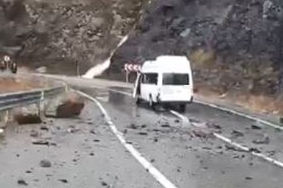 Minibüsün üzerine dev kayalar düştü