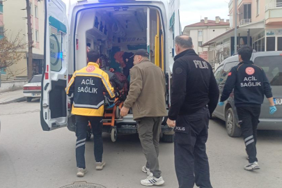 Şakalaşırken bıçağın üzerine düşen genç yaralandı