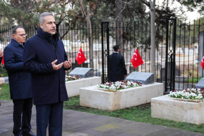 Bakan Fidan, Dışişleri Şehitliği'ni ziyaret etti