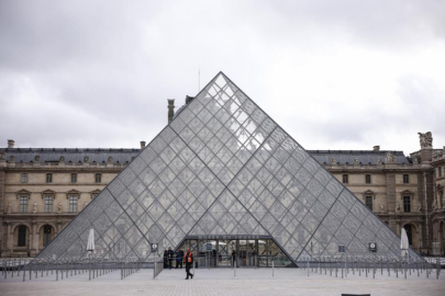Louvre Müzesi çalışanları greve gitti, müze açılmadı