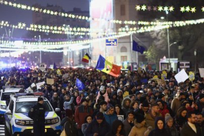 Romanya'da halk sokaklara döküldü