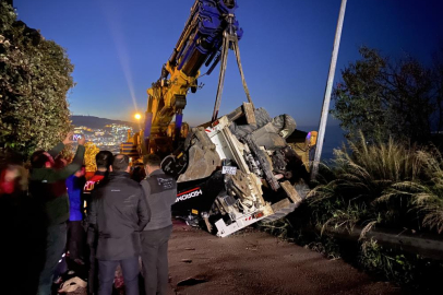 Bursa'da vinçten düşen iş makinesi paniğe neden oldu