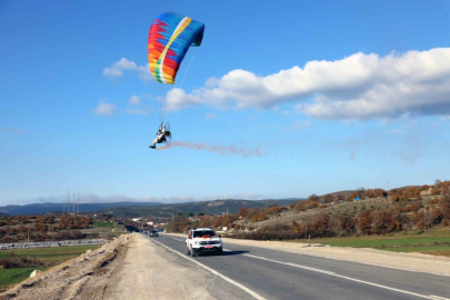 Paramotorla inip gelin arabasının önünü kestiler