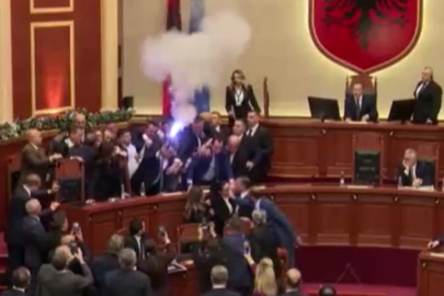 Arnavutluk Parlamentosu’nda meşaleli gerginlik