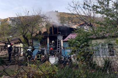 Çakmağı doldururken hem kendini hem de evi yaktı