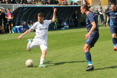 Silahlı saldırıda 1'i futbolcu 3 kişi yaralandı