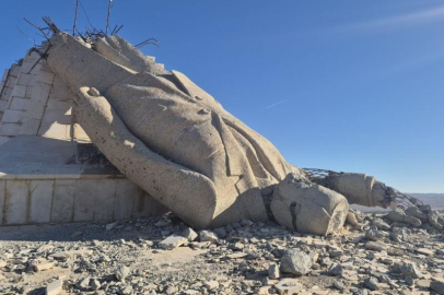 Hafız Esad’ın dev heykelinden geriye enkazı kaldı