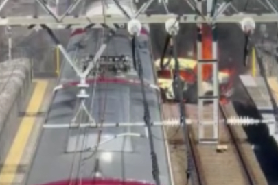 Japonya’da otomobil ile yolcu treni çarpıştı