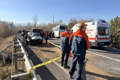 Otomobil ile midibüs çarpıştı: 10 yaralı