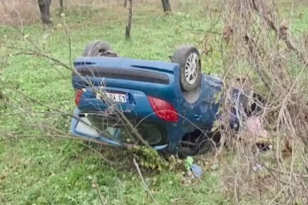 Bursa'da kontrolden çıkan otomobil tarlaya uçtu: 2 yaralı