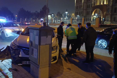 Bursa'da kontrolü kaybetti, levhalara çarptı: 1 yaralı