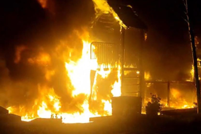 Çocuk parkı küle döndü