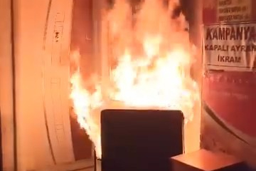 Yanan işletmenin yardımına esnaf yetişti