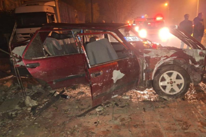 Alkollü sürücü sollama yaparken duvara çarptı: 3 yaralı