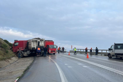 Bursa'da kamyonlar kafa kafaya çarpıştı