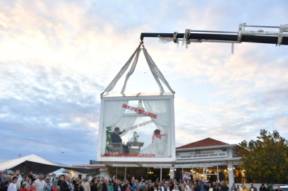 Sıra dışı düğün: Gelin ve damat cam vitrinde